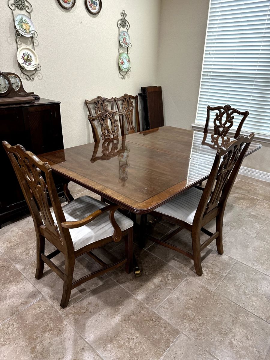 Gorgeous vintage Universal Furniture dining table with 6 chairs and two leaves