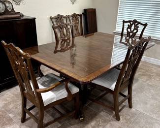 Gorgeous vintage Universal Furniture dining table with 6 chairs and two leaves