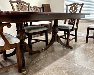 Gorgeous vintage Universal Furniture dining table with 6 chairs and two leaves