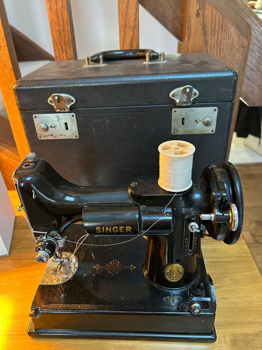 Singer 221-1 Featherweight Sewing Machine With Carrying Case
