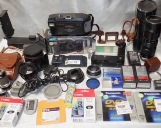 BOX VINTAGE CAMERAS AND ACCESSORIES INCLUDING AUTO PANAGOR TELE ZOOM LENS, MACRO +8 LENS, POLAROID CAPTIVA SLR SE, NIKON MD-12, POLAROID FLASH, AND MORE