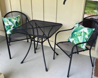 Cute porch / patio set