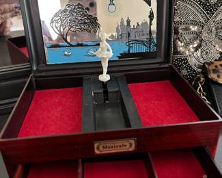 Jewelry box