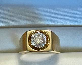 sz 7 14k gold and 1.30 carat diamond ring ( men's or ladies) color is Vs2 FG
