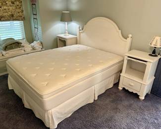 Very nice Queen Ethan Allen bed set & side tables