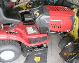 TROY-BILT LAWN TRACTOR