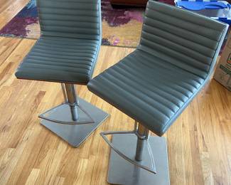 Adjustable bar stools