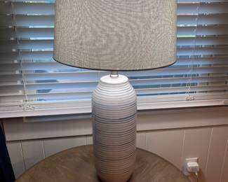 2 table lamps, vintage lamps… large and small.