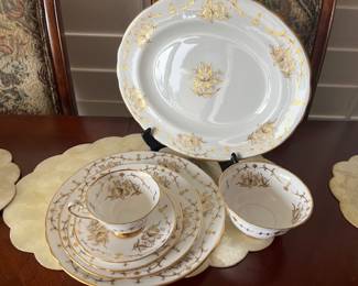 English Tuskan/Royalty Maker (8 dinner plates, 8 luncheon plates, 8 bead & butter plates , 8 cups & saucers, medium platter & 1 small bowl
