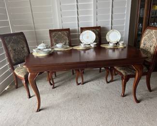 Beautiful Versailles Dining Room table with six very comfortable chairs (2 arm) with two leaves and table protector mats.. China collection.