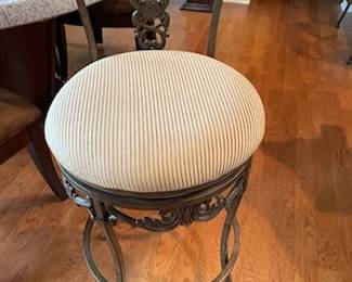4 Bar Stools w/Swivel Seat