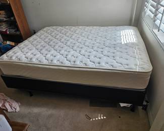 Nice very clean Queen size mattress set upstairs in office
$89