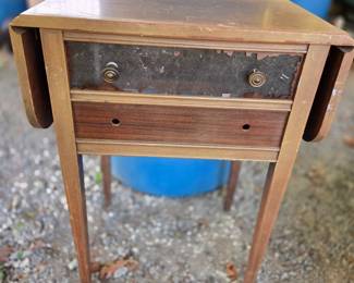 Drop leaf end table