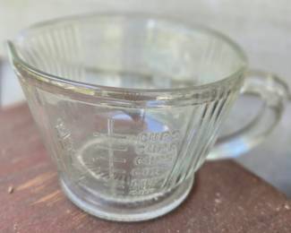 Glass measuring cup