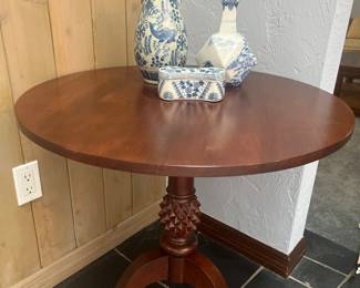 Ethan Allen British Classics w pineapple base, 28” round x 26”H