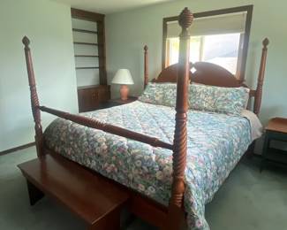 4 post bed, bench