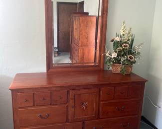 Dresser w/mirror
