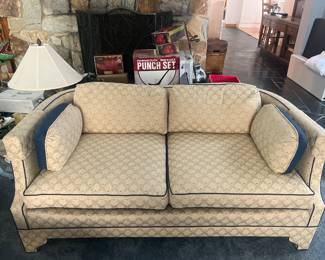 Vintage low profile loveseat measures 5‘ x 33“ x 16“ to seat cushion