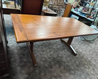 Pine dining table (extends to take two leaves)