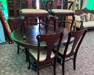 Beautiful mahogany table (w/ 4 leaves) and 6 chairs