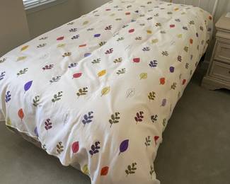 R70 - $40 Each. 2 Available. Twin "Custom Comfort" Duvet Cover & Insert. Excellent Condition.