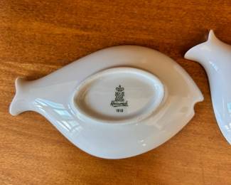 R125 - $10 Pair small decorative plates / trays.
