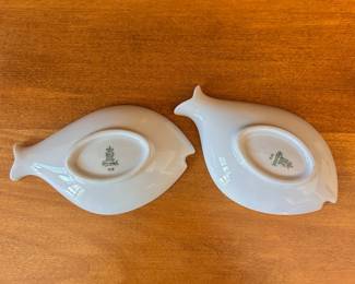 R125 - $10 Pair small decorative plates / trays.