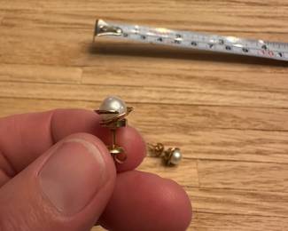 J11 - $225. 14kt & Pearl Studs.