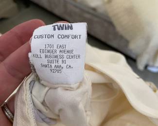 R70 - $40 Each. 2 Available. Twin "Custom Comfort" Duvet Cover & Insert. Excellent Condition.