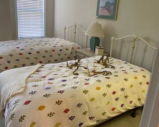 R70 - $40 Each. 2 Available. Twin "Custom Comfort" Duvet Cover & Insert. Excellent Condition.