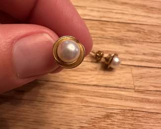 J11 - $225. 14kt & Pearl Studs.