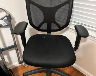 R160 - $40. Black Rolling Office Chair.