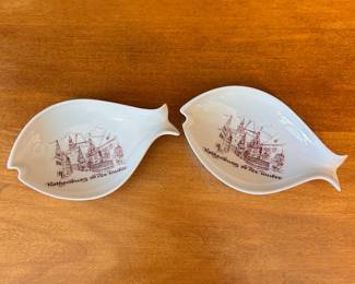 R125 - $10 Pair small decorative plates / trays.