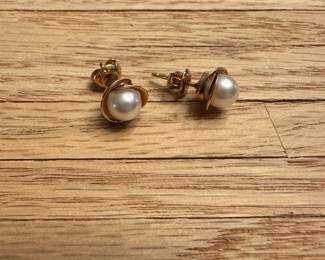 J11 - $225. 14kt & Pearl Studs.