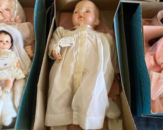 R86 - $40. Vintage Madame Alexander "Victoria Cryer" WORKS! 1966 with box & tag.