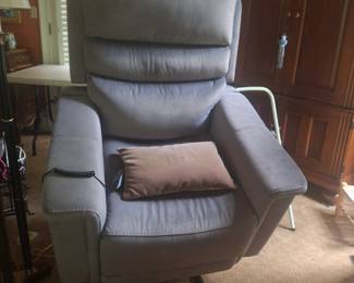 Recliner w/lift (1 of 2)