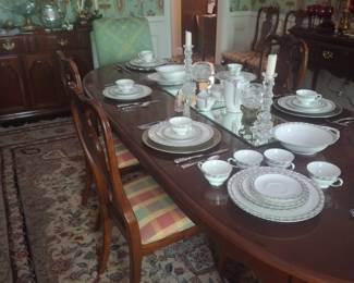Dining Room Table w/Queen Ann Legs (2 leaves & 8 Chairs)
