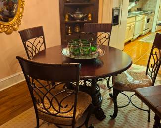 Round Table w/4 Chairs