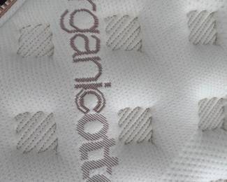 This is a clean and sooo comfortable like new Queen mattress!