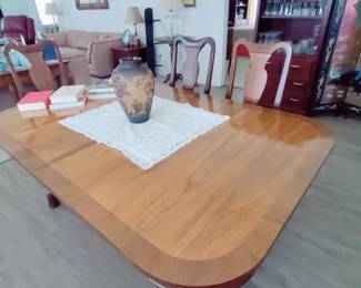Handsome Dining Table (Grand Rapids, Mich.?) Mahongany, carved legs, several leaves, 6 chairs