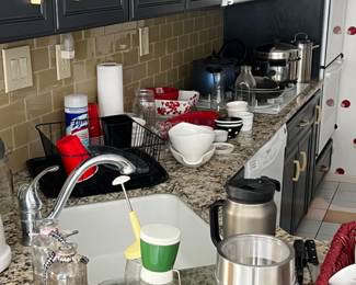 ASSORTED KITCHEN ITEMS