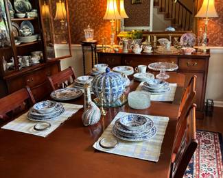 Gorgeous dining room table/6 chairs
