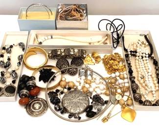 498 - Lot of Assorted Costume Jewelry