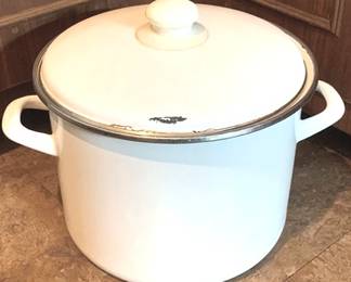 326 - Enameled Cast Iron Pot with Lid - 10" x 9"