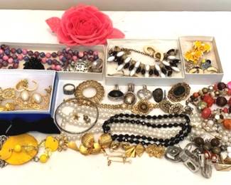 508 - Lot of Assorted Costume Jewelry