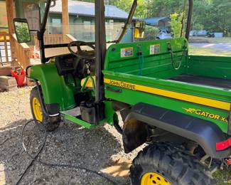 John Deere gator 2007 
225.2 hours dump Bed and winch 