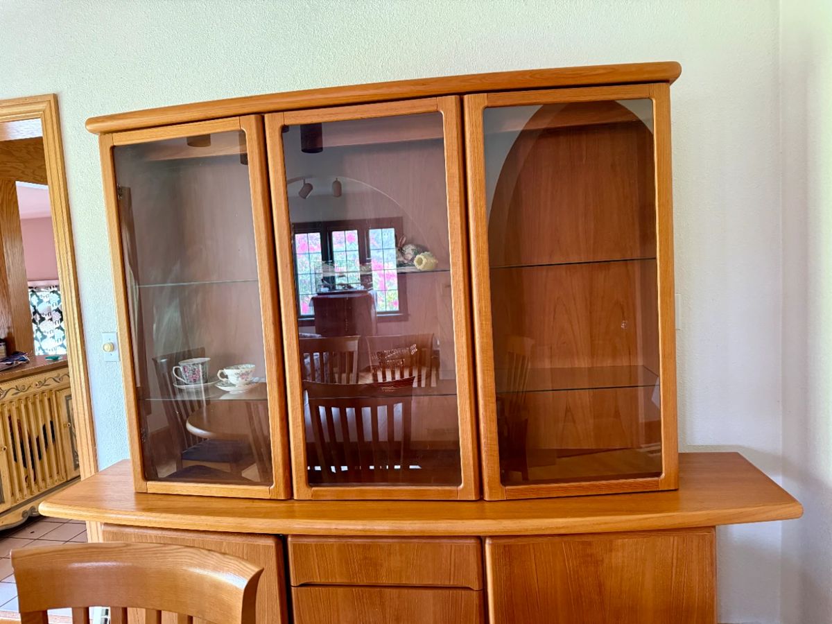 high quality hutch with a lot of storage underneath and working light