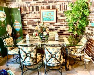 Striking breakfast/dining set