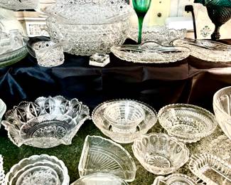 Assorted vintage glassware