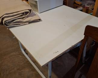 Adjustable drafting table